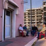 L�unico punto di ritrovo per gli adulti � rappresentato da un piccolo circolo ricreativo dove uomini anziani si incontrano per chiacchierare e giocare a carte. Si trova alle spalle di un palazzone in costruzione destinato agli alloggi per gli studenti del Politecnico di Bari. Lavori che ad oggi risultano bloccati